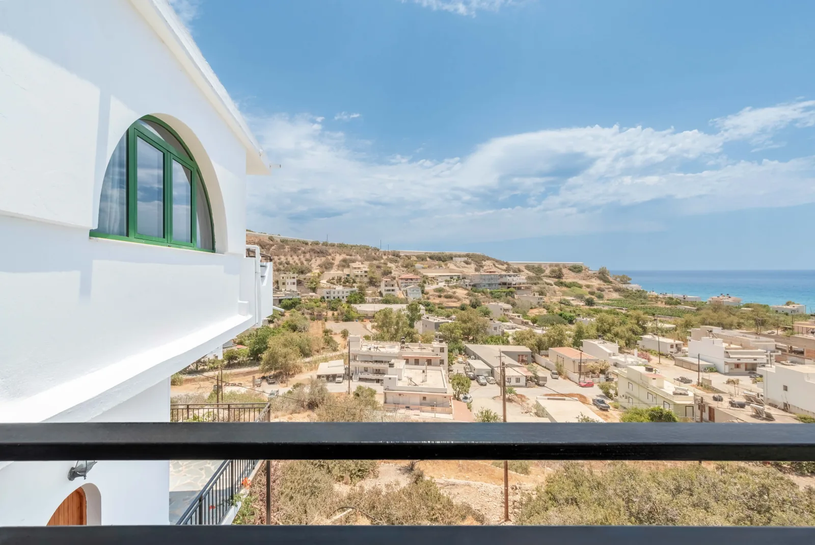 Φωτογράφιση Airbnb στην Κρήτη με φωτεινό εξωτερικό χώρο