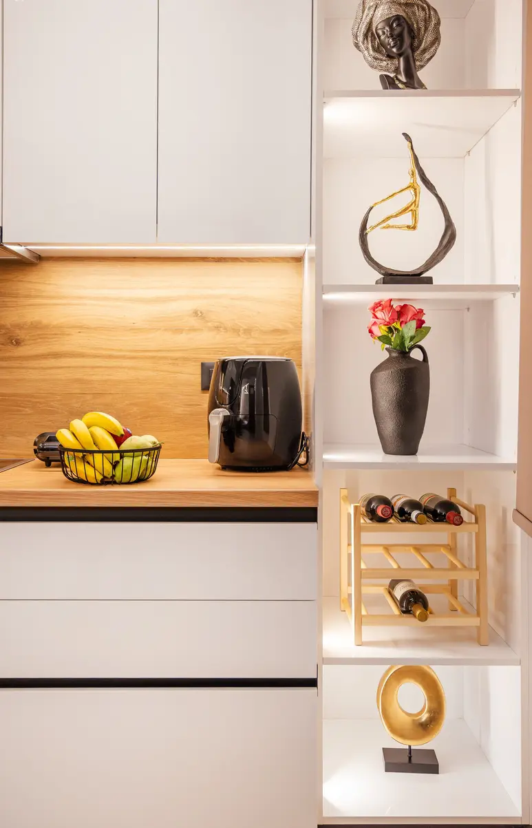 Λεπτομέρεια κουζίνας σε μεσογειακό interior με ξύλο και πέτρα