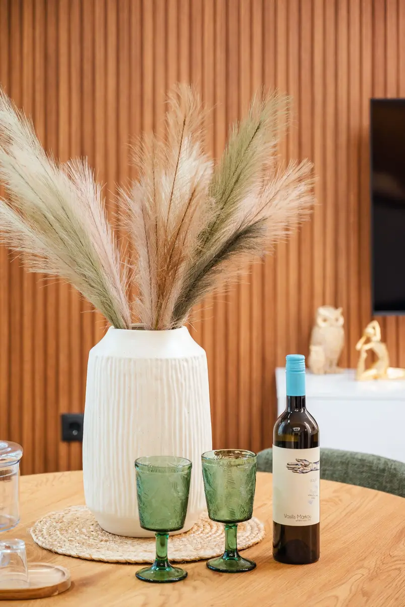 Master bedroom βίλας με υφές λινών και ήπιο πλάγιο φωτισμό