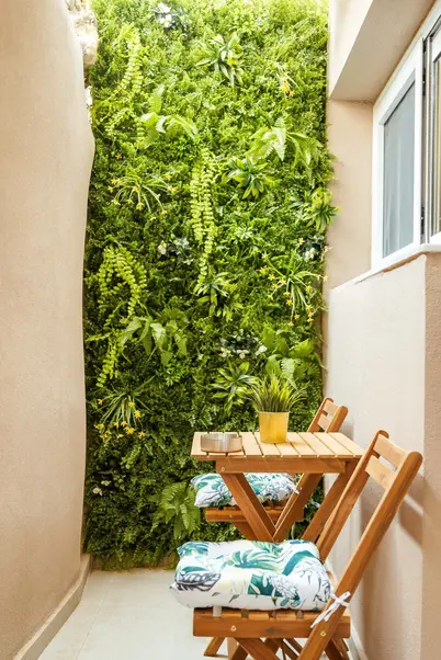 Εξωτερικός χώρος βίλας με κήπο και καθιστικό για φιλοξενία