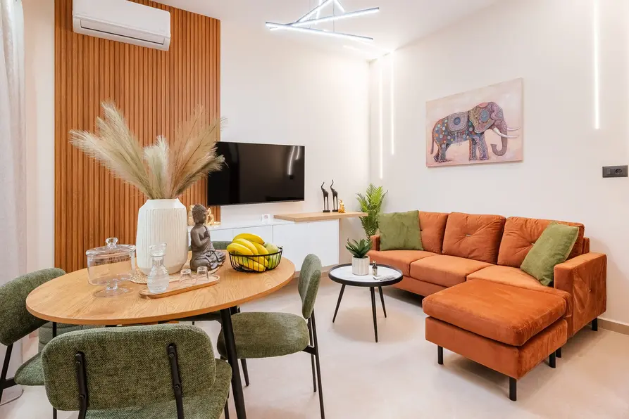 Σαλόνι βίλας με ανοιχτό χώρο καθιστικού και ουδέτερες αποχρώσεις