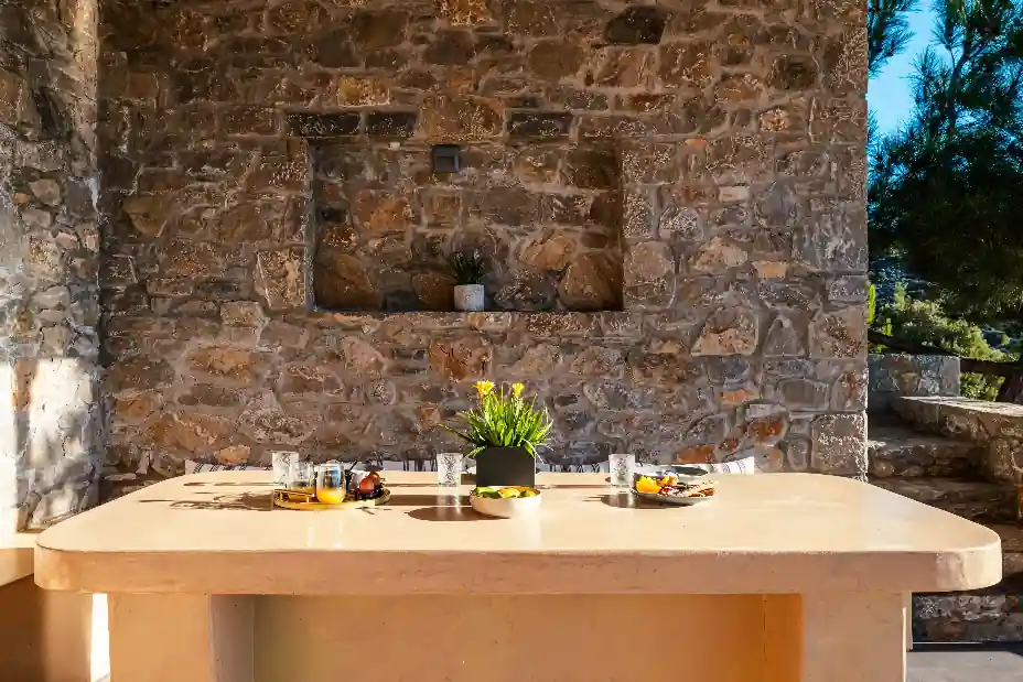 Πισίνα ξενοδοχειακού συγκροτήματος με καθρέφτισμα νερού σε ημέρα