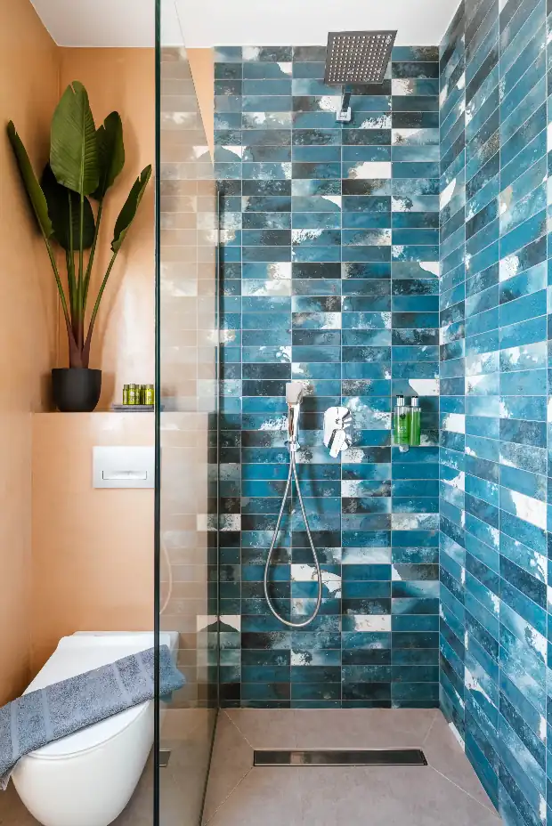 Πισίνα ξενοδοχειακού συγκροτήματος με καθρέφτισμα νερού σε ημέρα