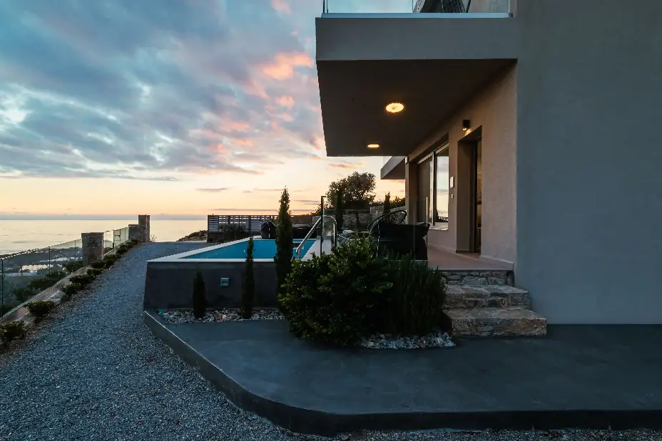 Πισίνα ξενοδοχειακού συγκροτήματος με καθρέφτισμα νερού σε ημέρα