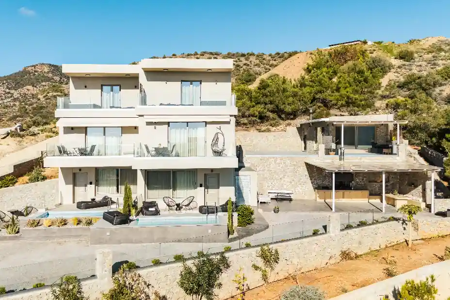 Πισίνα ξενοδοχειακού συγκροτήματος με καθρέφτισμα νερού σε ημέρα