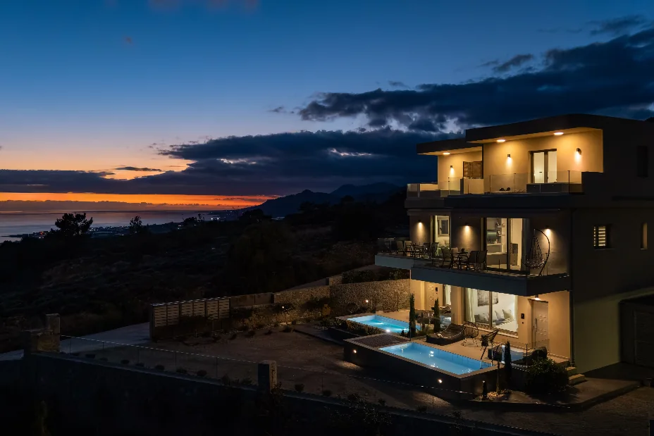 Πισίνα ξενοδοχειακού συγκροτήματος με καθρέφτισμα νερού σε ημέρα