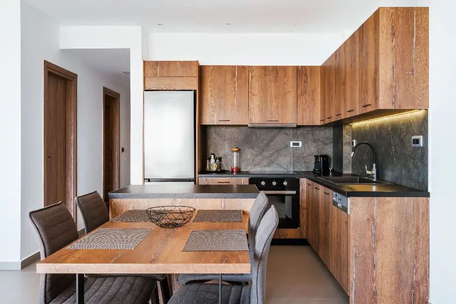 Πισίνα ξενοδοχειακού συγκροτήματος με καθρέφτισμα νερού σε ημέρα