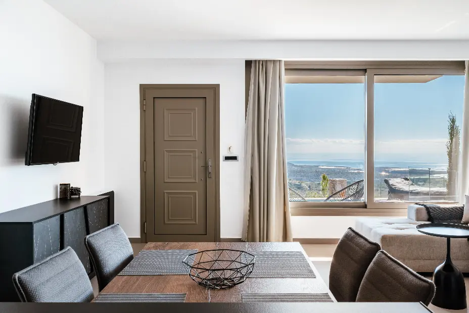 Πισίνα ξενοδοχειακού συγκροτήματος με καθρέφτισμα νερού σε ημέρα