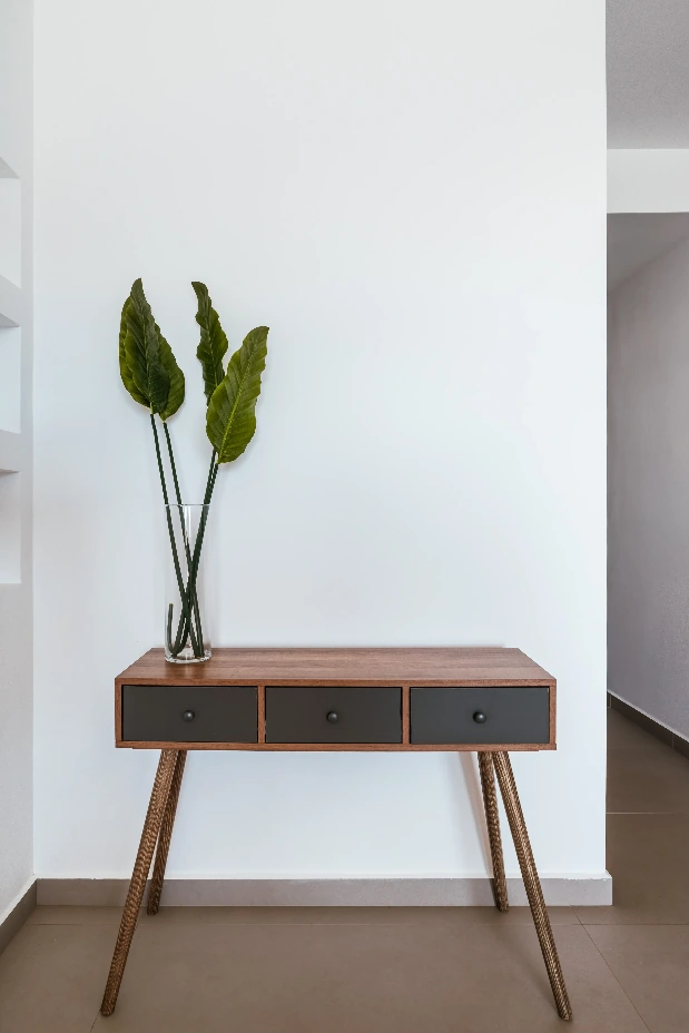 Πισίνα ξενοδοχειακού συγκροτήματος με καθρέφτισμα νερού σε ημέρα