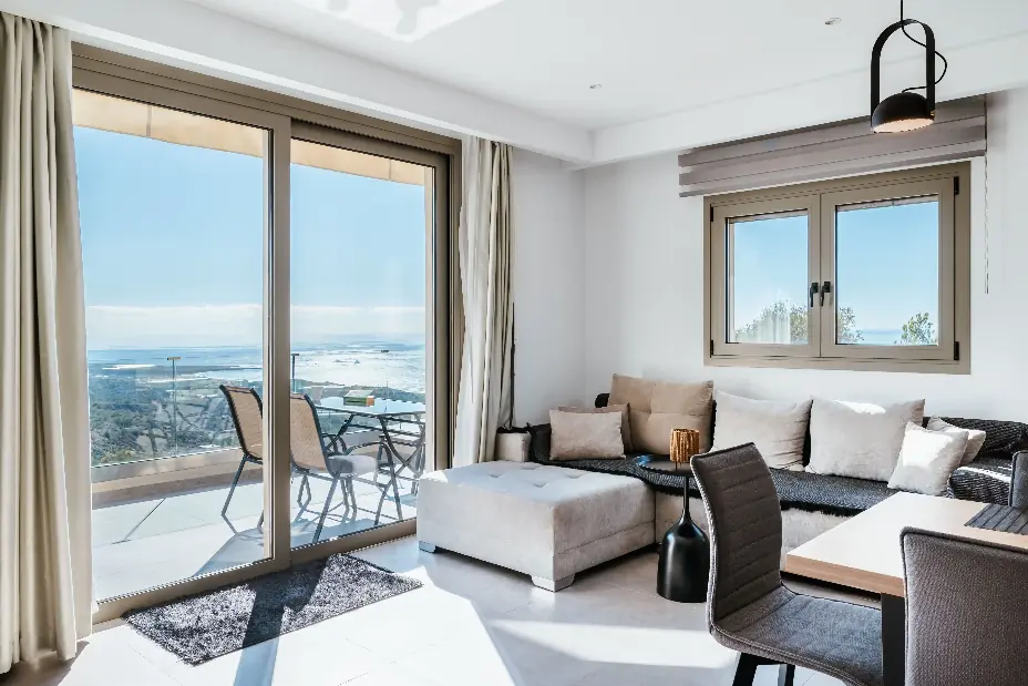 Πισίνα ξενοδοχειακού συγκροτήματος με καθρέφτισμα νερού σε ημέρα