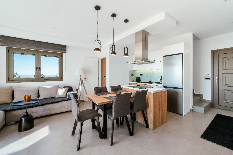 Πισίνα ξενοδοχειακού συγκροτήματος με καθρέφτισμα νερού σε ημέρα