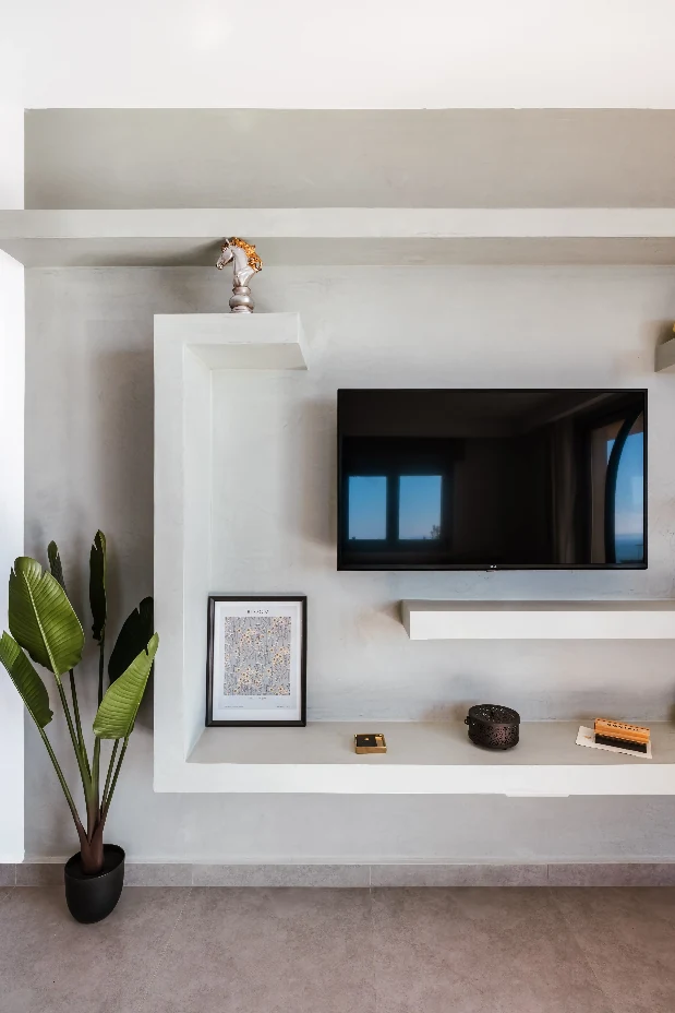 Πισίνα ξενοδοχειακού συγκροτήματος με καθρέφτισμα νερού σε ημέρα