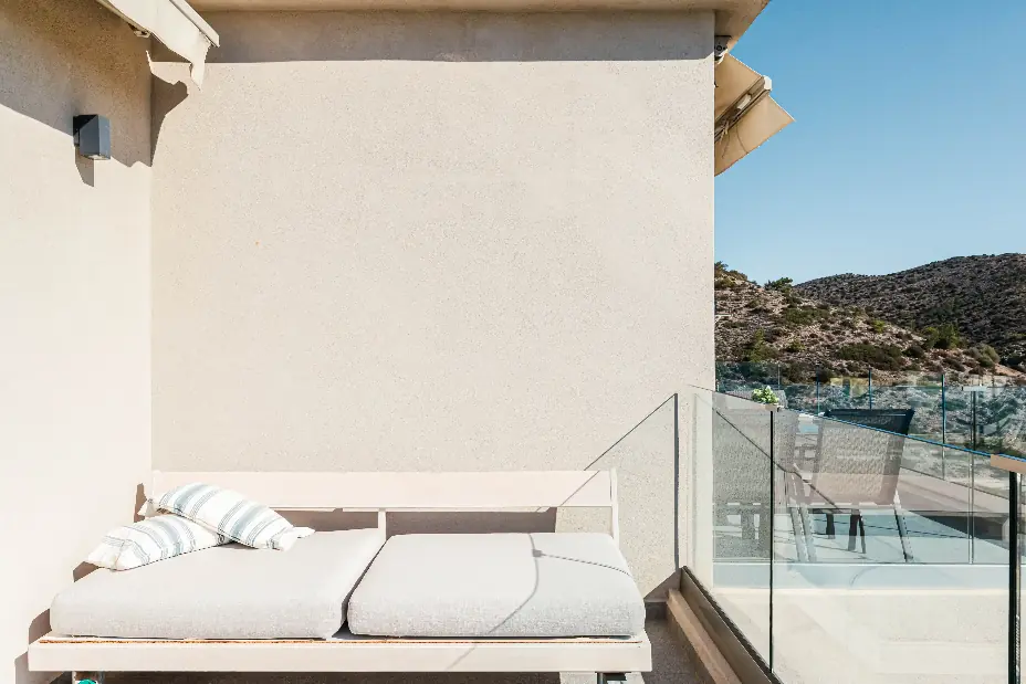 Πισίνα ξενοδοχειακού συγκροτήματος με καθρέφτισμα νερού σε ημέρα