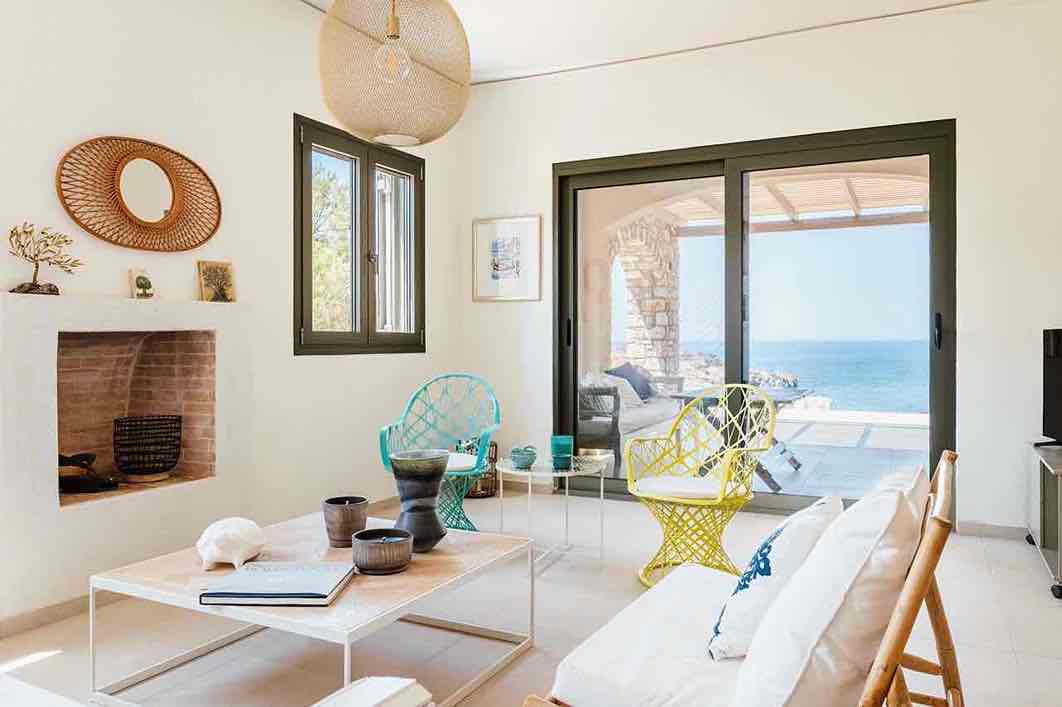 Living room Airbnb με θέαση προς παράθυρα και ομοιόμορφο daylight