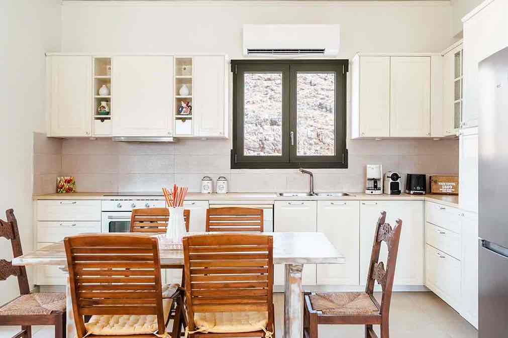 Τραπεζαρία ανοικτής κουζίνας με καθαρές κάθετες γραμμές και ζεστό τόνο