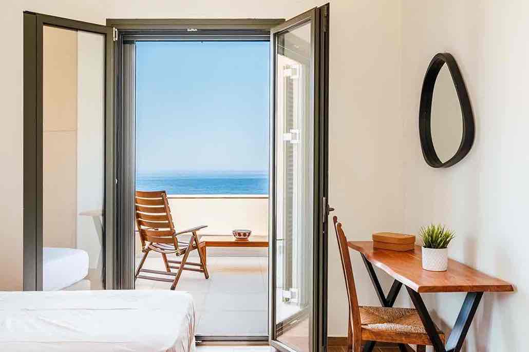 Φωτεινή κρεβατοκάμαρα φιλοξενίας με ουδέτερη παλέτα και τάξη