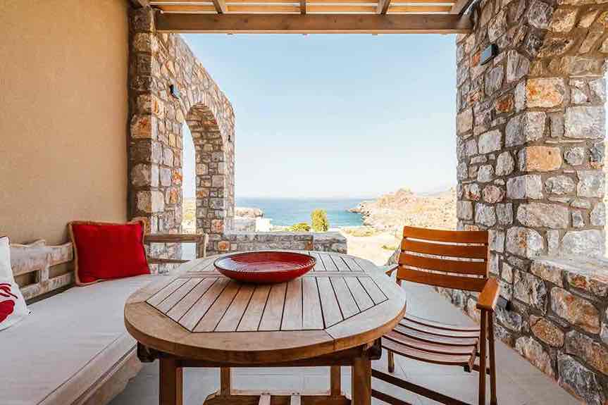 Μπάνιο φιλοξενίας με λευκές επιφάνειες και σύγχρονα υλικά