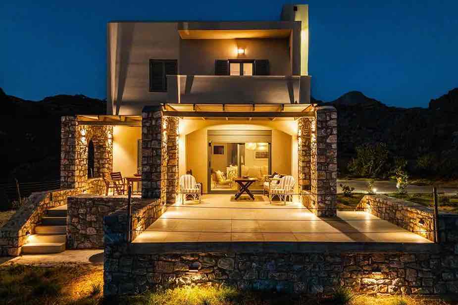 Open plan χώρος φαγητού με ισορροπημένη έκθεση και φωτισμό