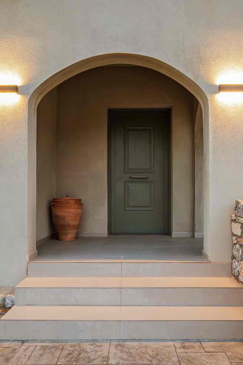 Είσοδος Airbnb με εξωτερικό διάδρομο και καθαρή πρόσβαση