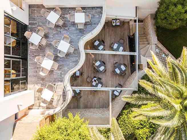 Βεράντα δωματίου resort με προσανατολισμό σε ανοιχτό τοπίο