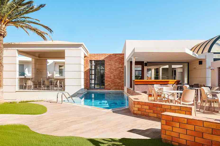 Κήπος resort με διαδρομές πρασίνου και seating area