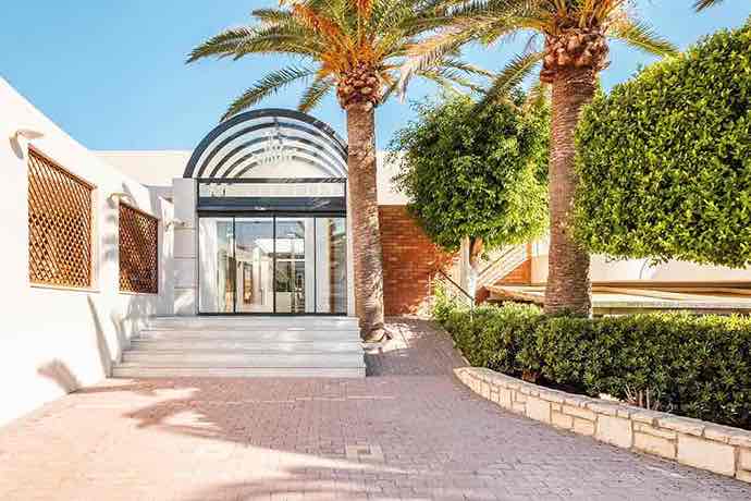 Εξωτερικός διάδρομος ξενοδοχείου με ρυθμό κιόνων και προοπτική