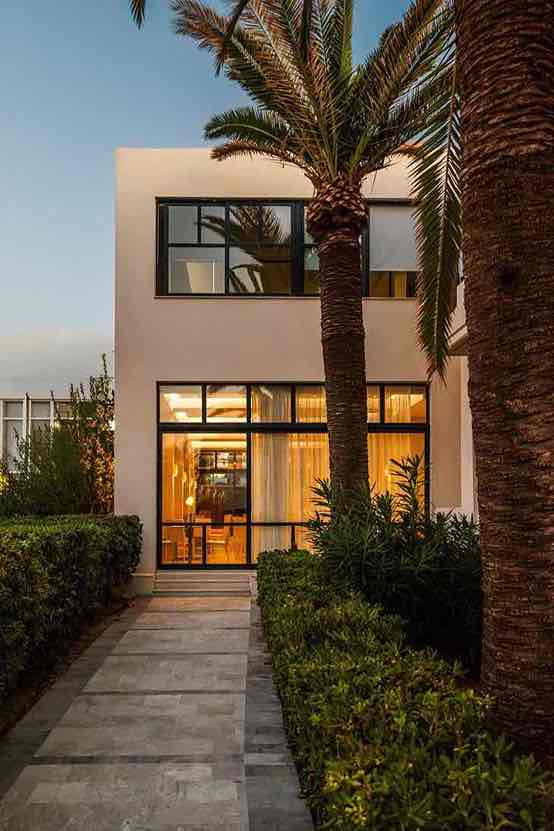 Αρχιτεκτονική λεπτομέρεια όψης resort με σκιάσεις και βάθος