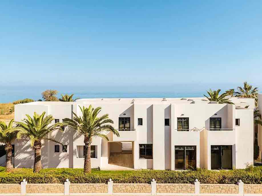 Όψη εξωτερικού χώρου με καθαρές ακμές και μοντέρνα υλικά